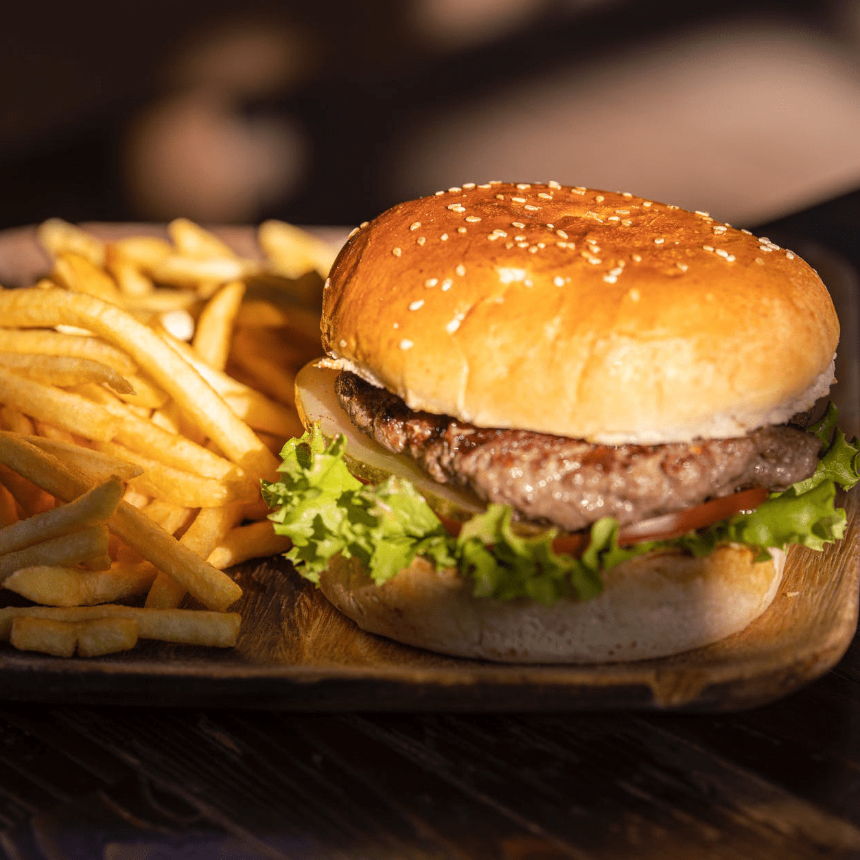 Marinis Perth juicy burger with chips